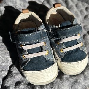 Blue toddler size 6 Canvas lining, rubber outsole. hook-and-loop strap.